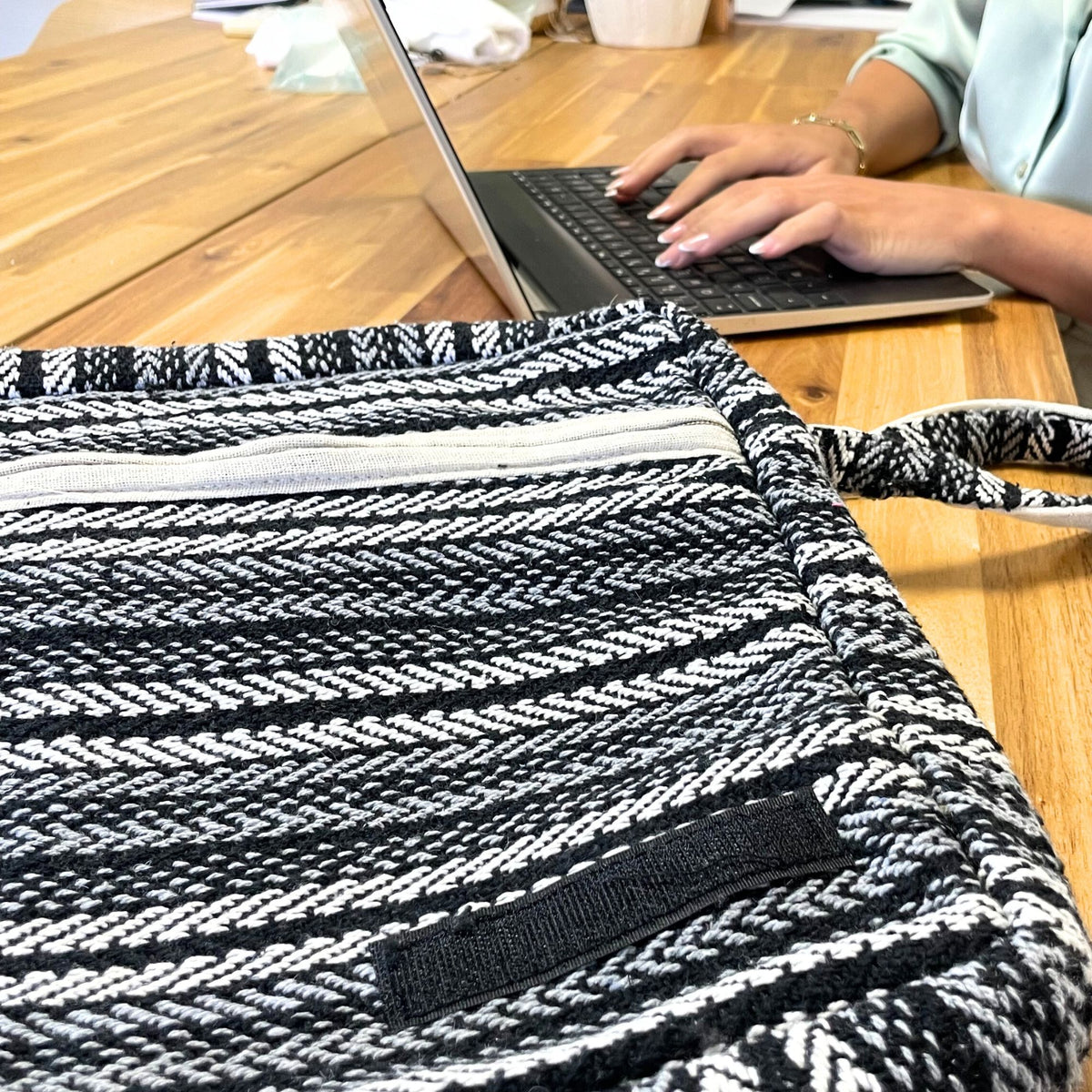 Miękka Torba na Laptopa - Szare Paski
