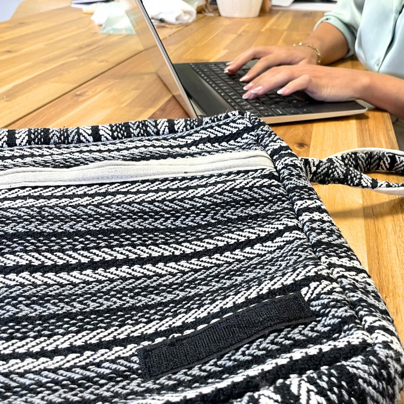 Miękka Torba na Laptopa - Szare Paski