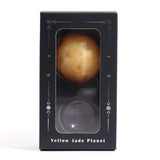 Kula z żółtego jadeitu na podstawce z kamienia słonecznego (goldstone) – 40 mm (podstawka 30x15 mm)