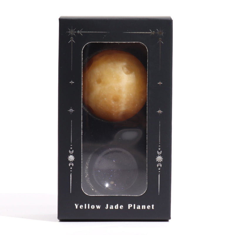 Kula z żółtego jadeitu na podstawce z kamienia słonecznego (goldstone) – 40 mm (podstawka 30x15 mm)