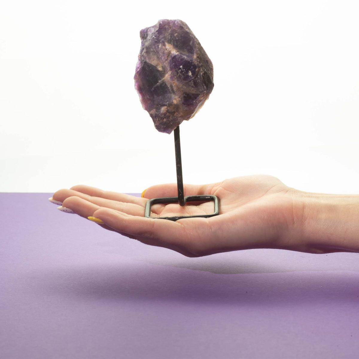 Okaz minerału na metalowej podstawce – ametyst