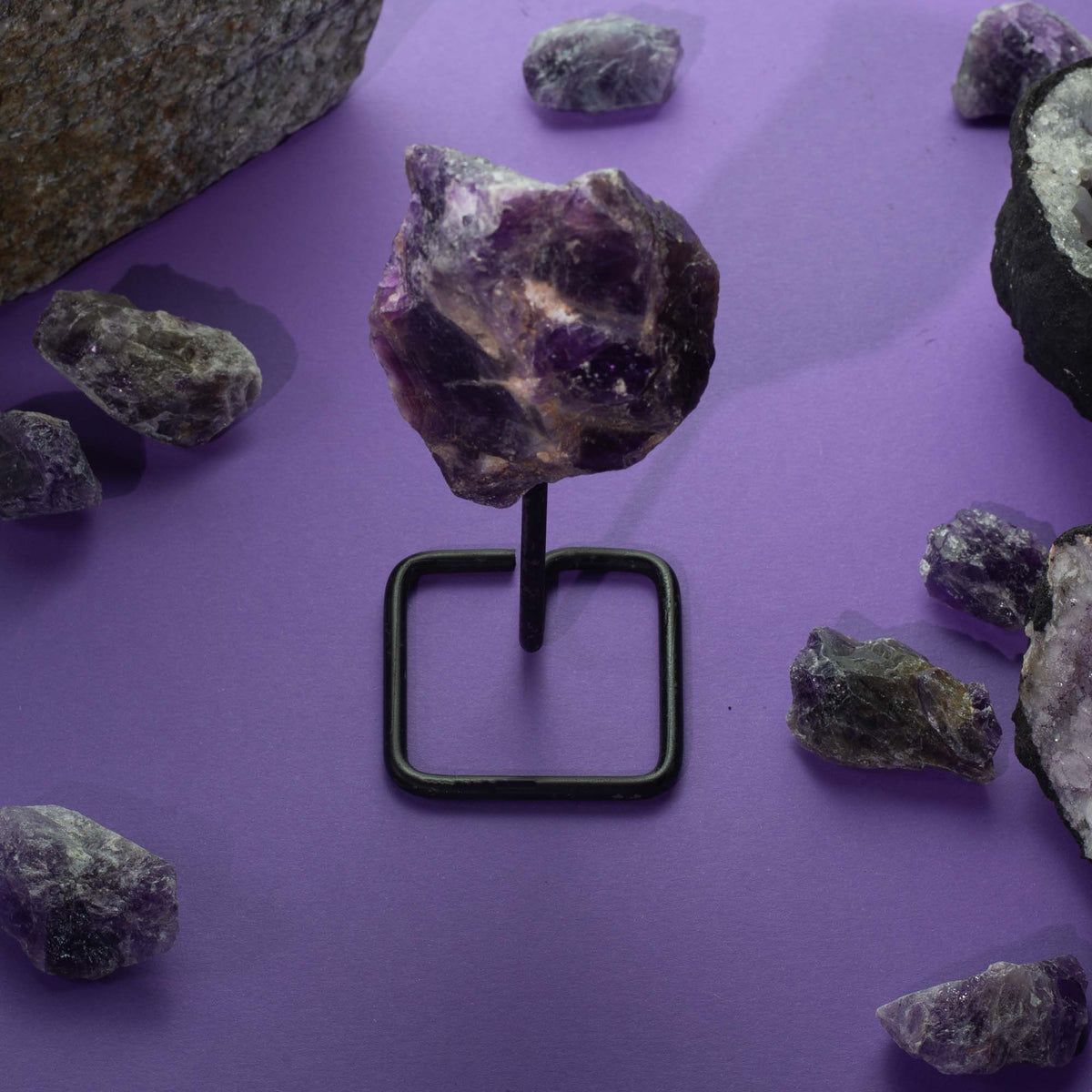 Okaz minerału na metalowej podstawce – ametyst
