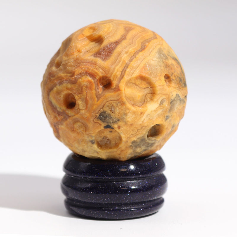 Kula z jaspisu „Crazy Lace” na podstawce z kamienia Sola Goldstone – 40 mm (podstawka 30x15 mm)