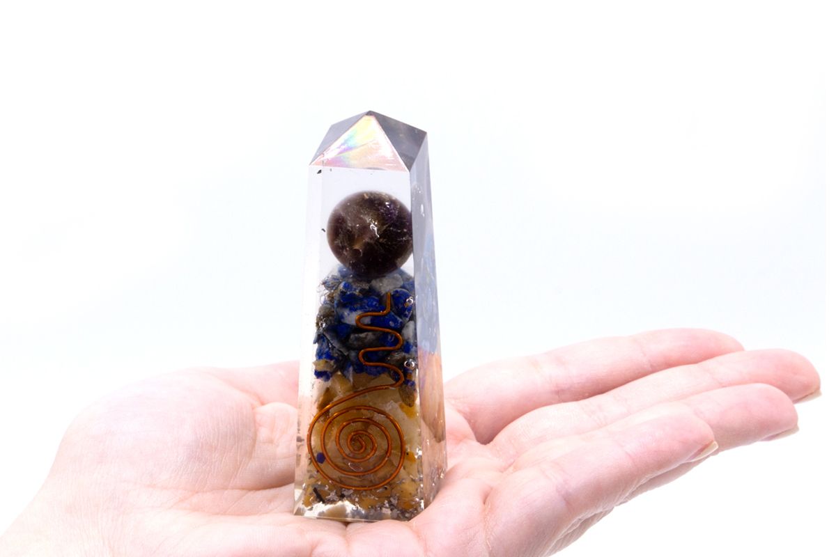 Obelisk orgonitowy Power Point – miedź, lapis lazuli i żółty awenturyn – 90 x 25 mm