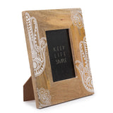 RĘKODZIEŁO Z INDII-Średnia ramka na zdjęcie z drewna mango (na zdjęcie 10x15 cm) 26x20x2 cm – Hamsa – Biała