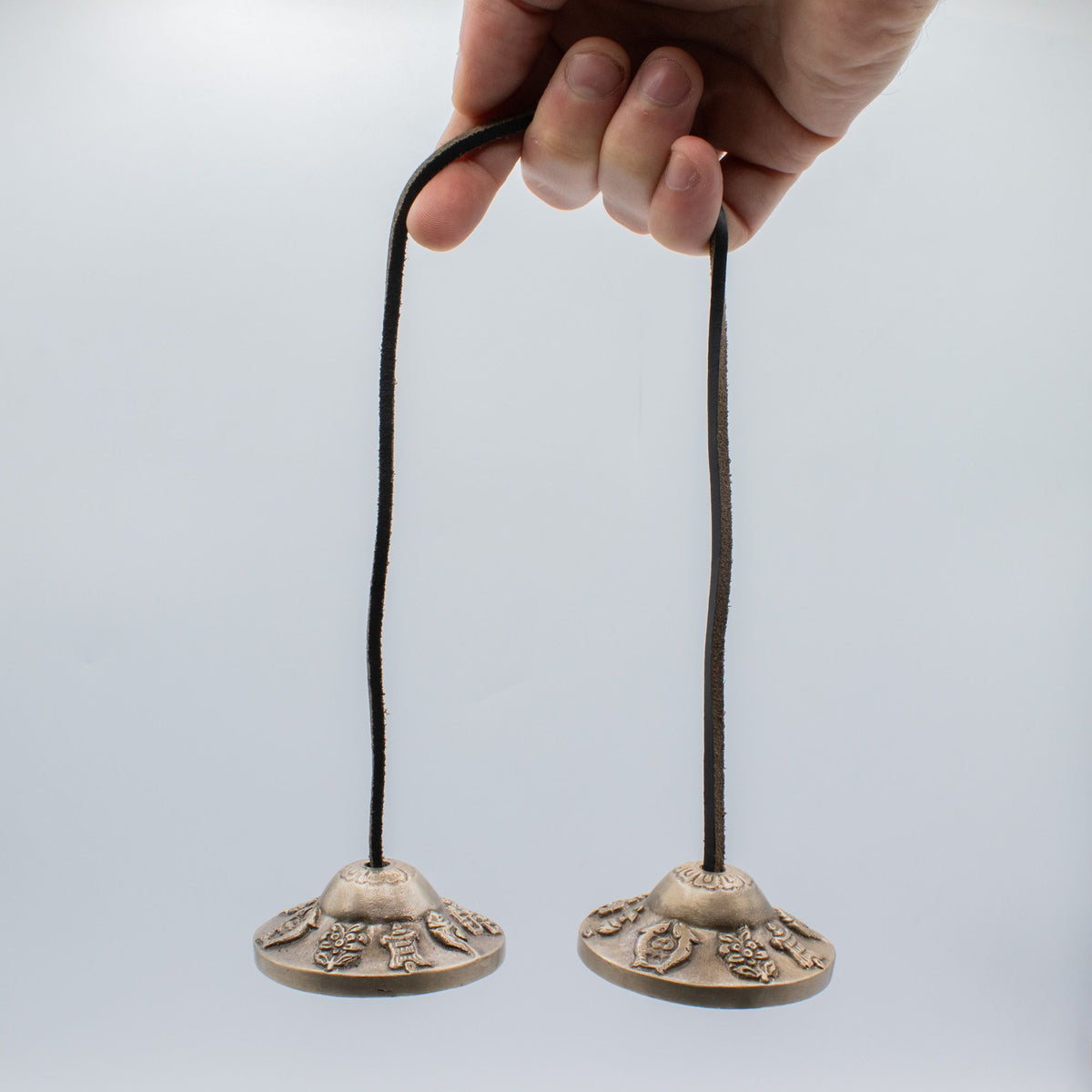 Wysokiej jakości tybetańskie talerzyki Tingsha z mosiądzu – symbole pomyślności – ok. 6 cm (155 g)