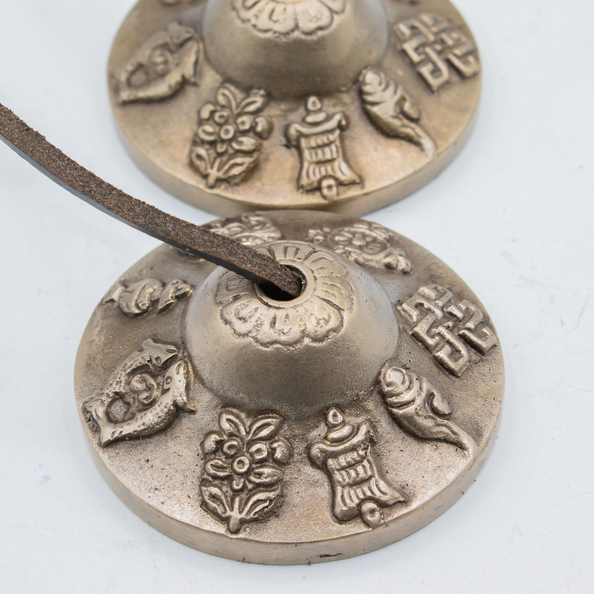 Wysokiej jakości tybetańskie talerzyki Tingsha z mosiądzu – symbole pomyślności – ok. 6 cm (155 g)