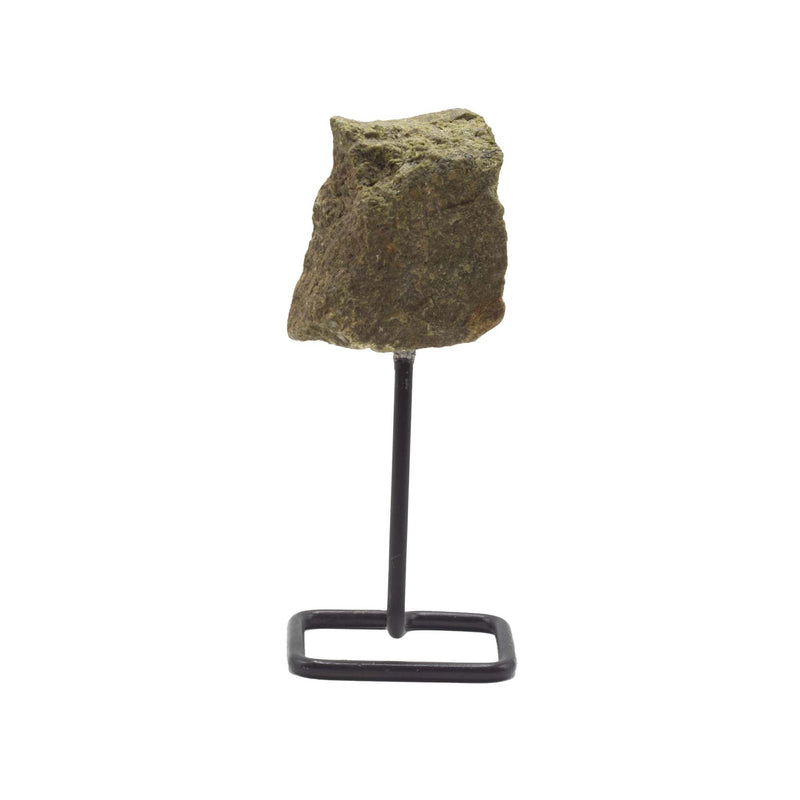 Okaz minerału na metalowej podstawce – epidot