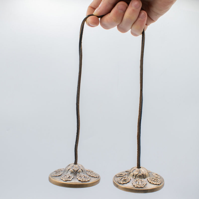 Wysokiej jakości tybetańskie talerzyki Tingsha z mosiądzu – Siedem Czakr – ok. 7 cm (255 g)