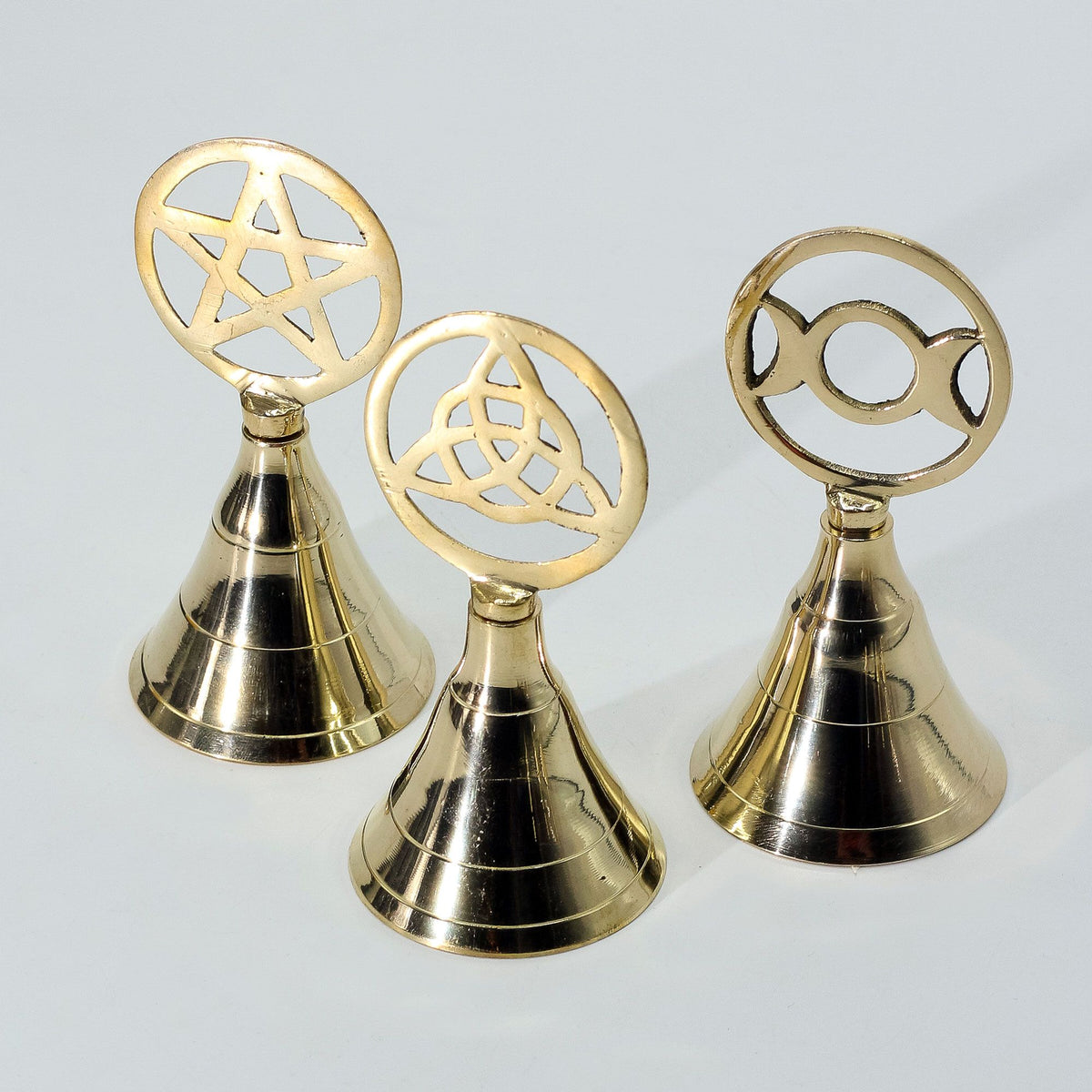 Mosiężny dzwonek ołtarzowy – pentagram